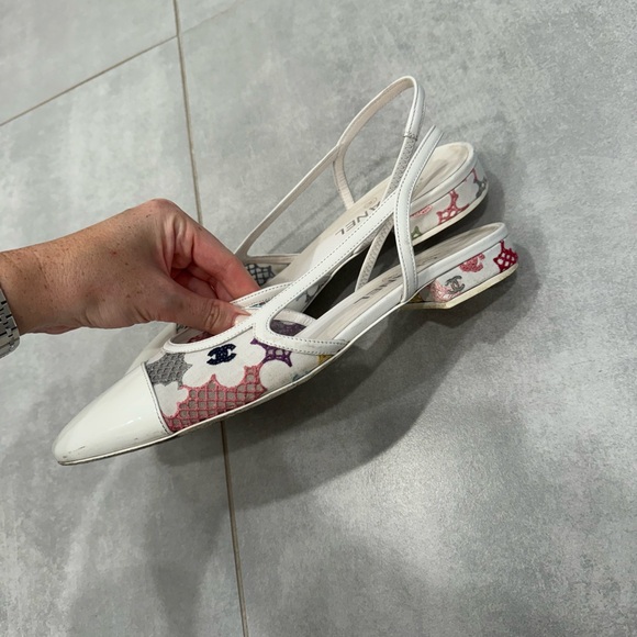 CHANEL Guipure Patent Embroidered Floral Cap Toe CC Slingback Flats - Picture 5 of 6
